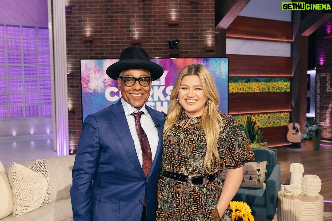 Giancarlo Esposito Instagram - What a time! Last week I was on the #KellyClarksonShow on Monday and then the #JenniferHudsonShow on Tuesday! We cooked, talked about everything from #TheMandalorian to the #bigredboots, and so much more!!! Thank you @kellyclarkson and @iamjhud! #ThrowbackTuesday