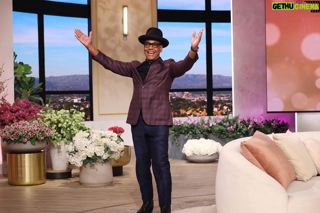 Giancarlo Esposito Instagram - What a time! Last week I was on the #KellyClarksonShow on Monday and then the #JenniferHudsonShow on Tuesday! We cooked, talked about everything from #TheMandalorian to the #bigredboots, and so much more!!! Thank you @kellyclarkson and @iamjhud! #ThrowbackTuesday