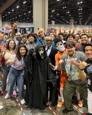 Giancarlo Esposito Instagram - It was so great to run into the legend @chevychase this past weekend at @megaconorlando!

Can you tell I have fun at these things?! 

#MEGACONOrlando