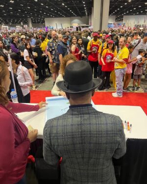Giancarlo Esposito Instagram - It was so great to run into the legend @chevychase this past weekend at @megaconorlando!

Can you tell I have fun at these things?! 

#MEGACONOrlando