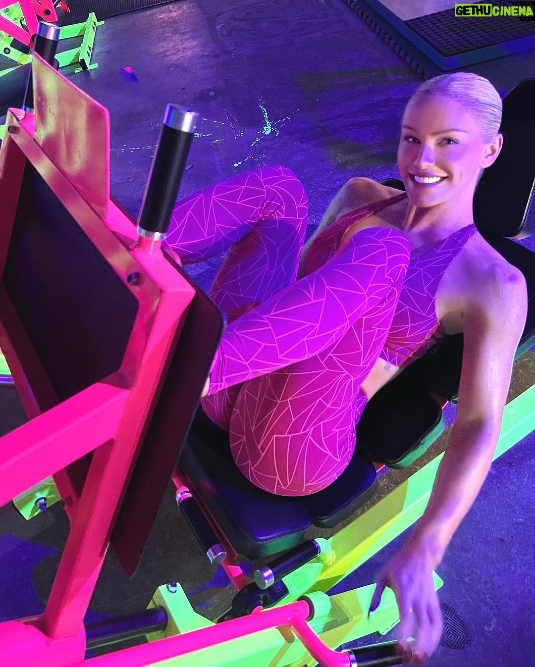 Gigi Lazzarato Instagram - working out is my therapyđź’–