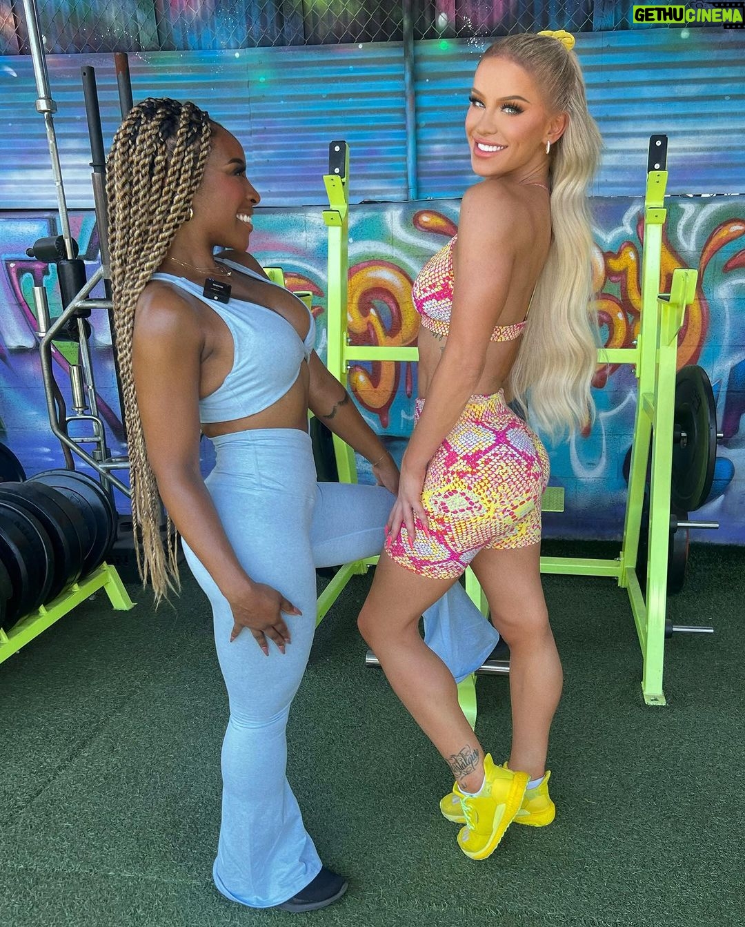 Gigi Lazzarato Instagram - c’mon Barbie let’s go workout!🤸🏼♀️💛