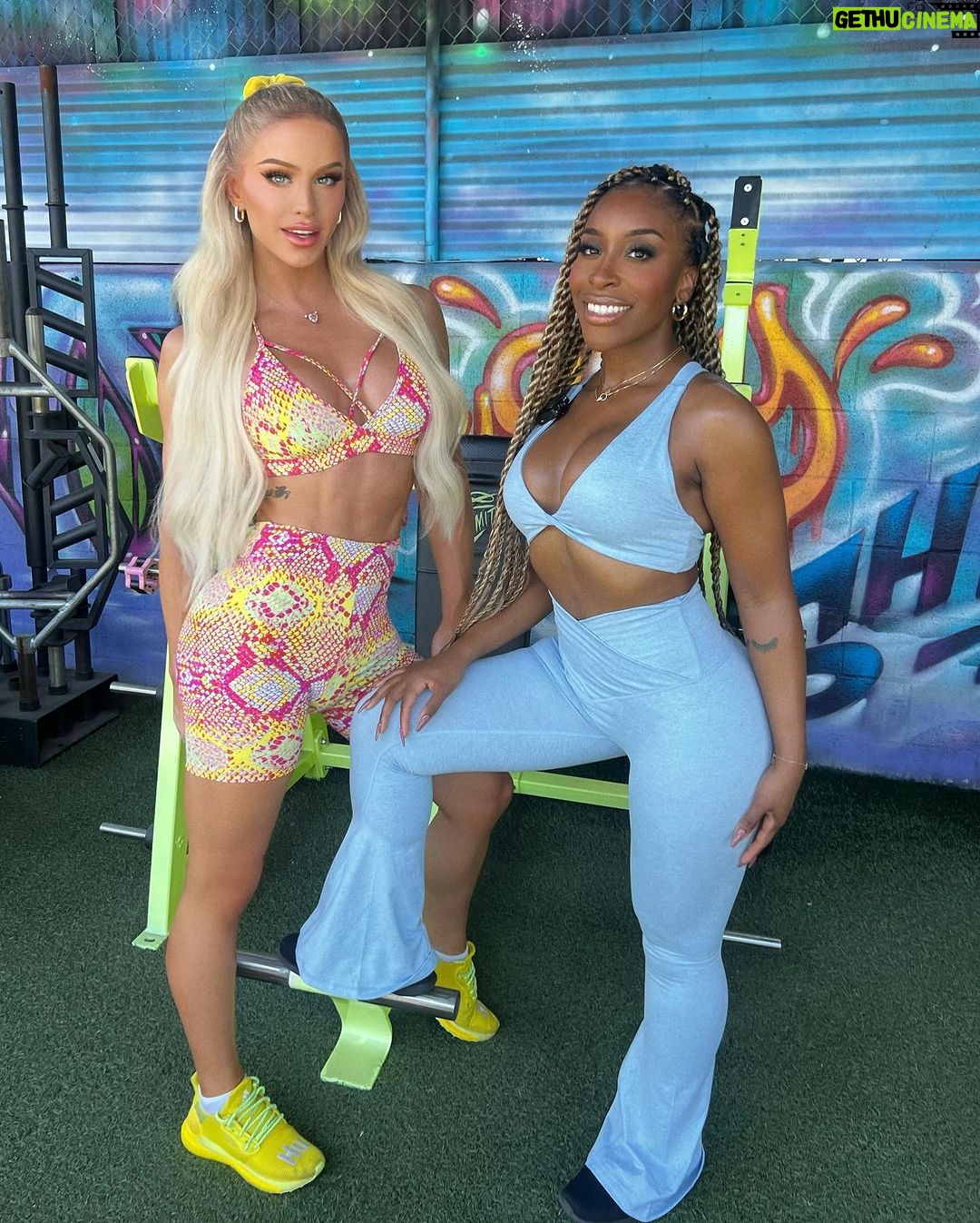 Gigi Lazzarato Instagram - c’mon Barbie let’s go workout!🤸🏼♀️💛