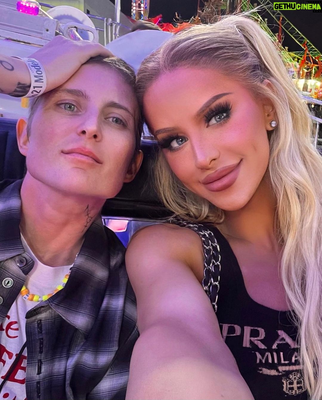 Gigi Lazzarato Instagram - 🎠🎡🎪🎢🎆🤡🍧 OC Fair