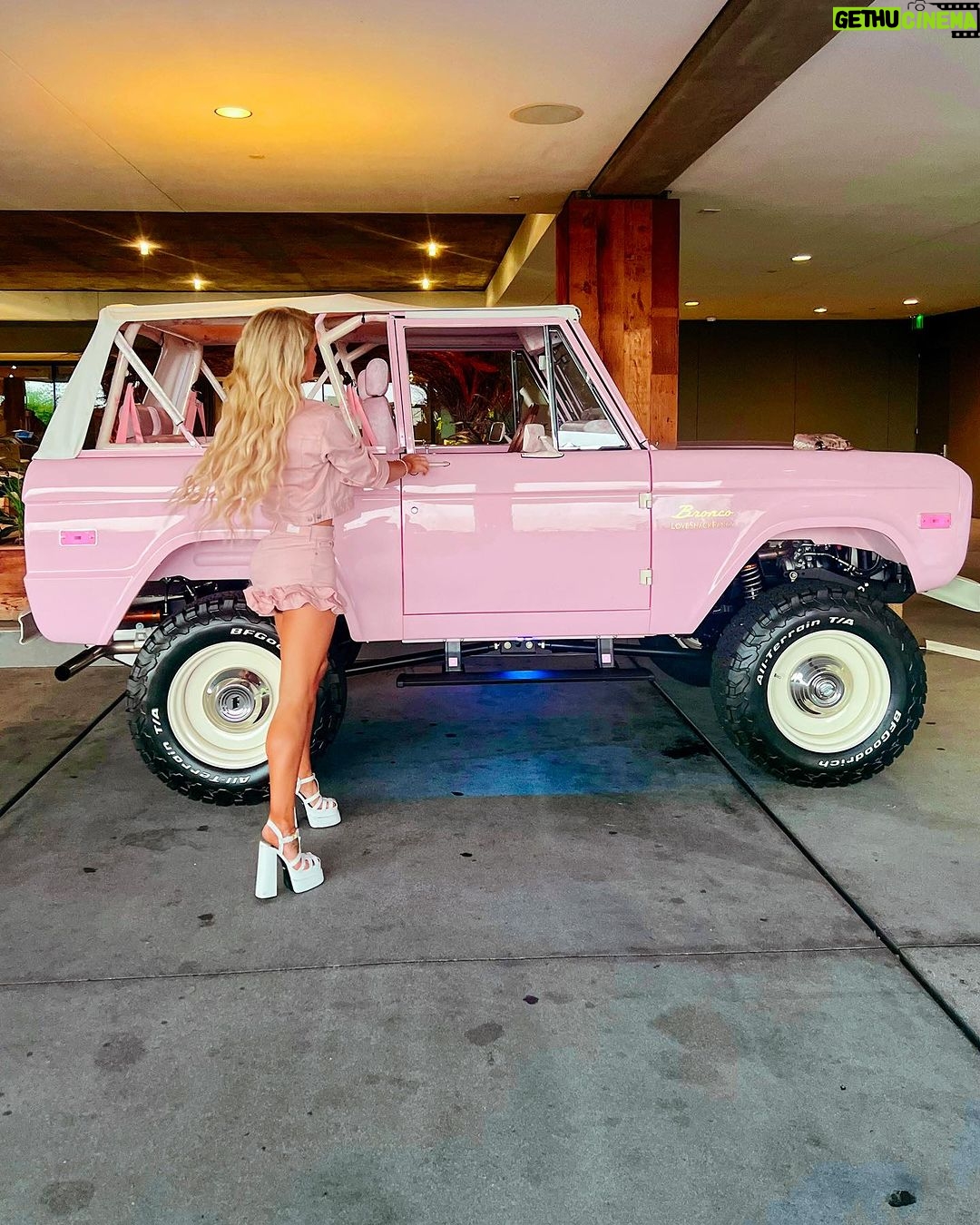 Gigi Lazzarato Instagram - humans only have one ending, ideas live forever🎀