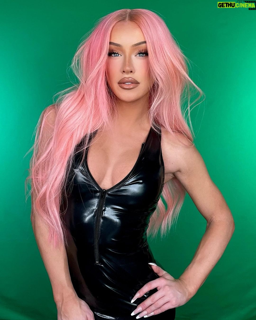 Gigi Lazzarato Instagram - 💚NEW VIDEO🩷 had fun with my greenscreen sharing 24 things you NEED in 2024🤠link in my bio!