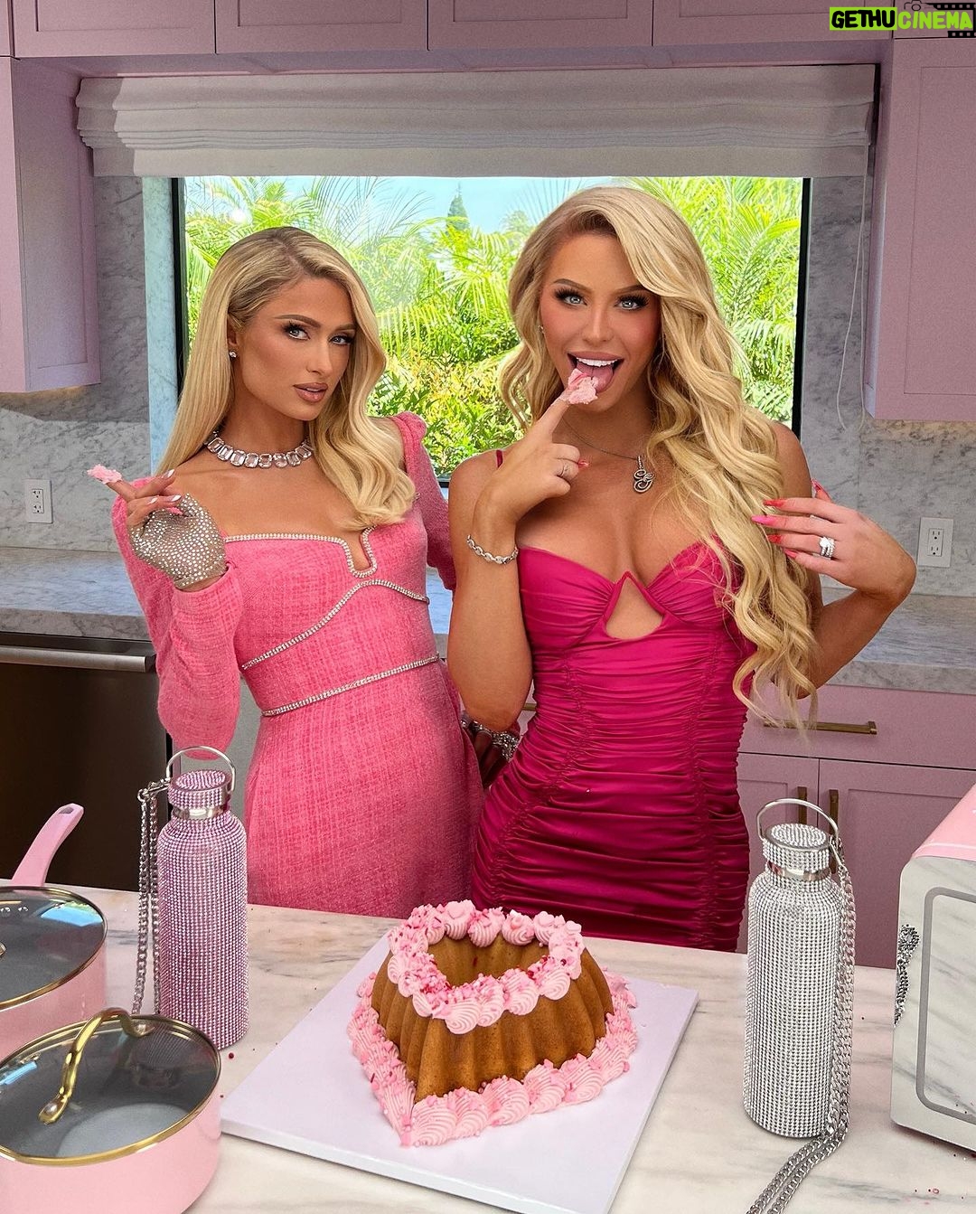 Gigi Lazzarato Instagram - Two Blonds walk into a kitchen…😈💖