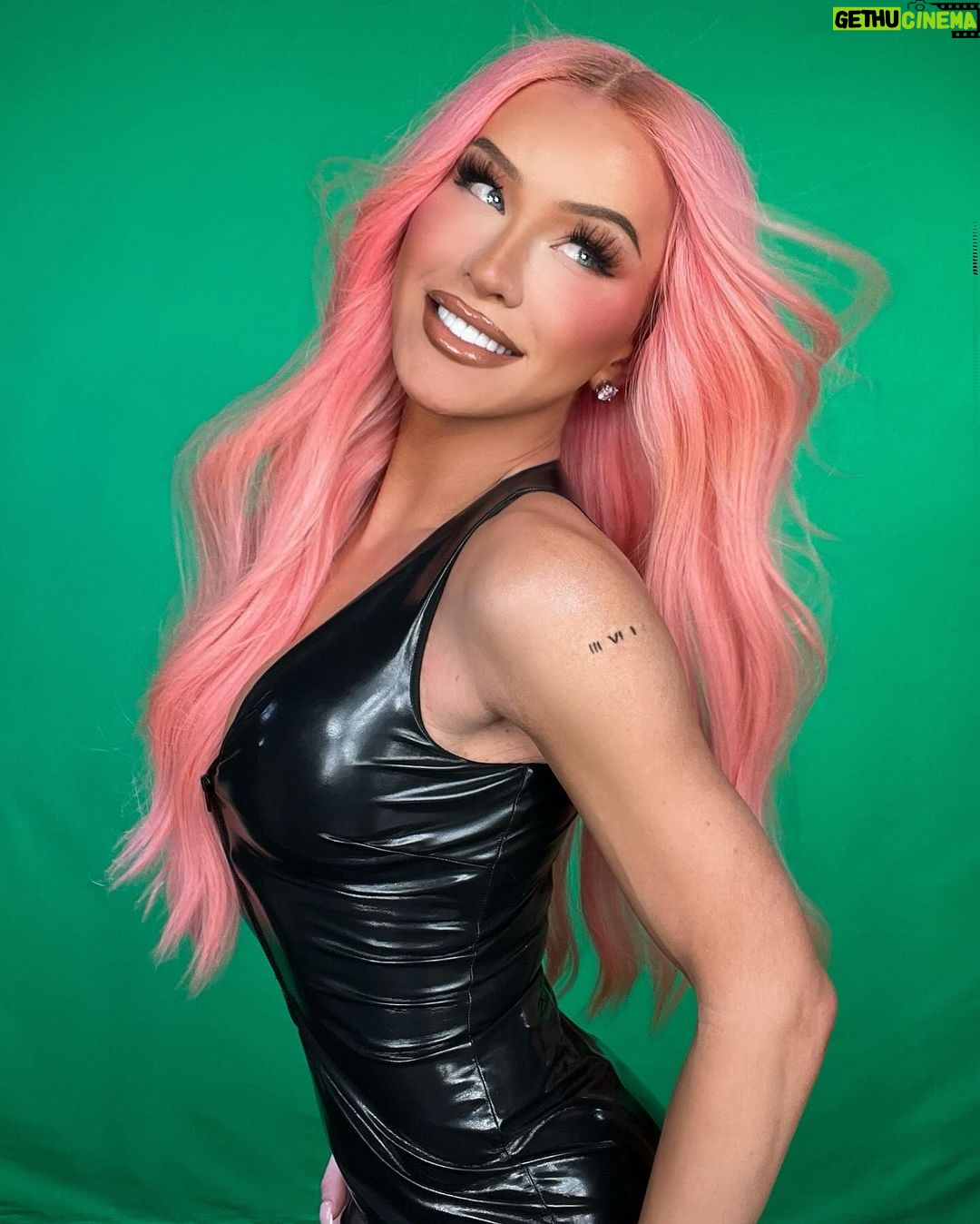 Gigi Lazzarato Instagram - 💚NEW VIDEO🩷 had fun with my greenscreen sharing 24 things you NEED in 2024🤠link in my bio!