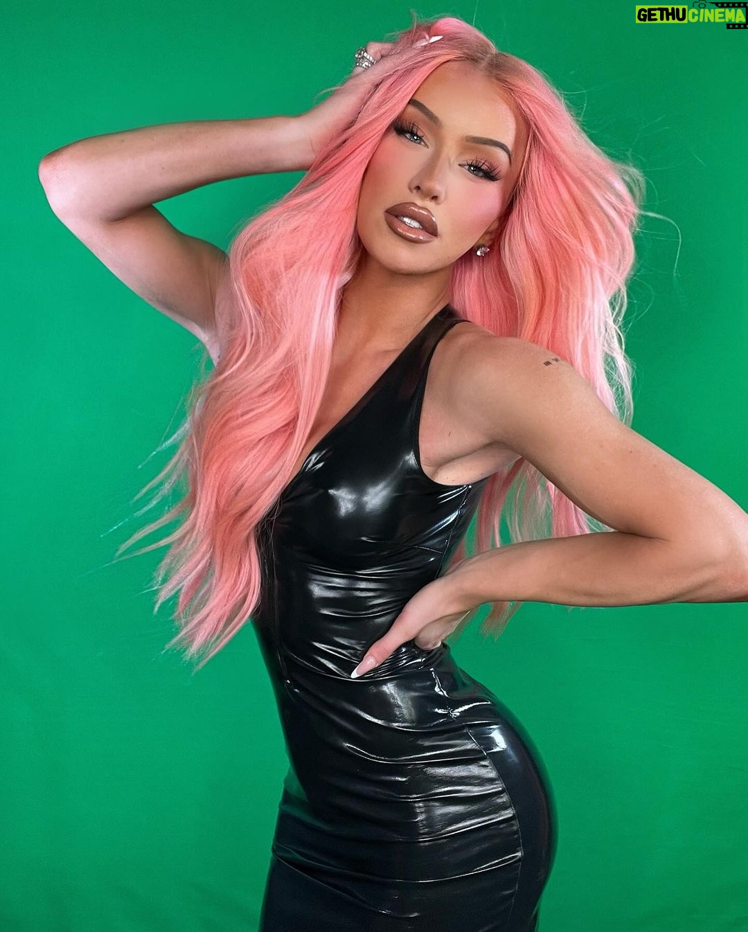 Gigi Lazzarato Instagram - 💚NEW VIDEO🩷 had fun with my greenscreen sharing 24 things you NEED in 2024🤠link in my bio!