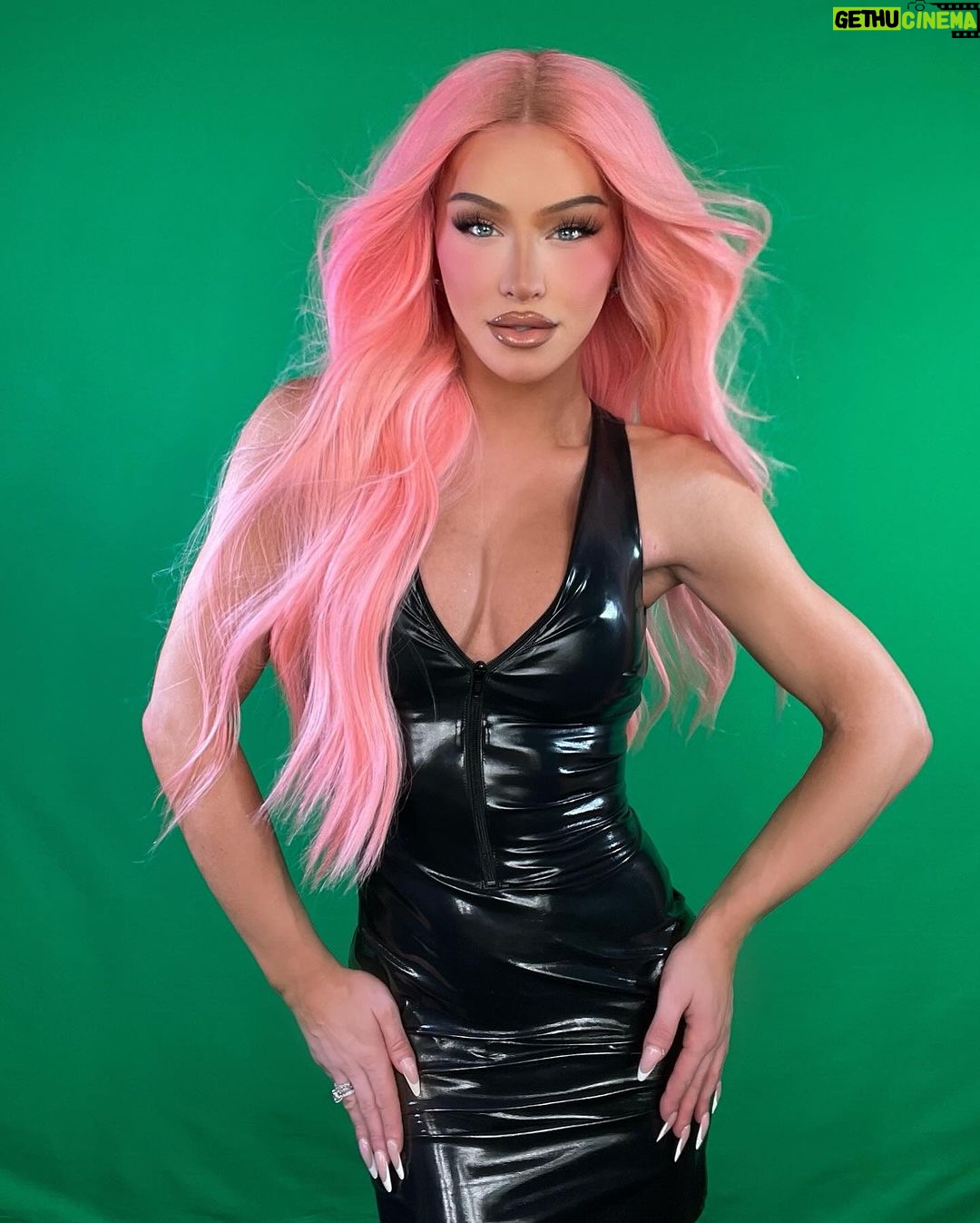 Gigi Lazzarato Instagram - 💚NEW VIDEO🩷 had fun with my greenscreen sharing 24 things you NEED in 2024🤠link in my bio!
