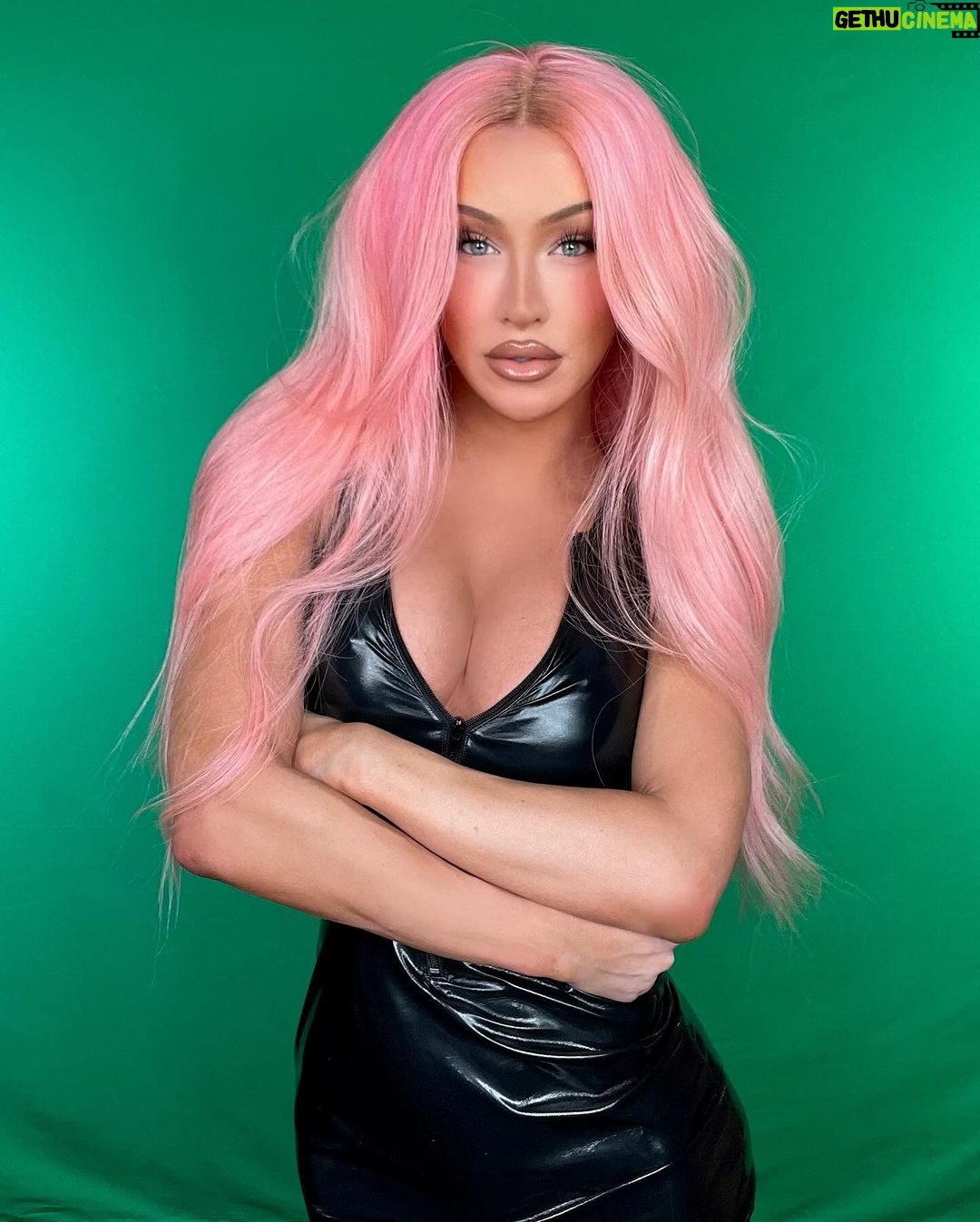 Gigi Lazzarato Instagram - 💚NEW VIDEO🩷 had fun with my greenscreen sharing 24 things you NEED in 2024🤠link in my bio!