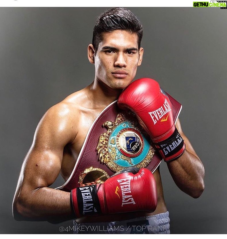 Gilberto Ramírez Instagram - La vida no da lo que quieres, te da lo que trabajas. •••••••••••••••••••••••••••••••••••• Life doesn't give what you want, it gives you what you working for. #vengaquienvenga #arree #zapariboxing #GR #mazatlan #sinaloa photo by: @4mikeywilliams Mazatlán, Sinaloa