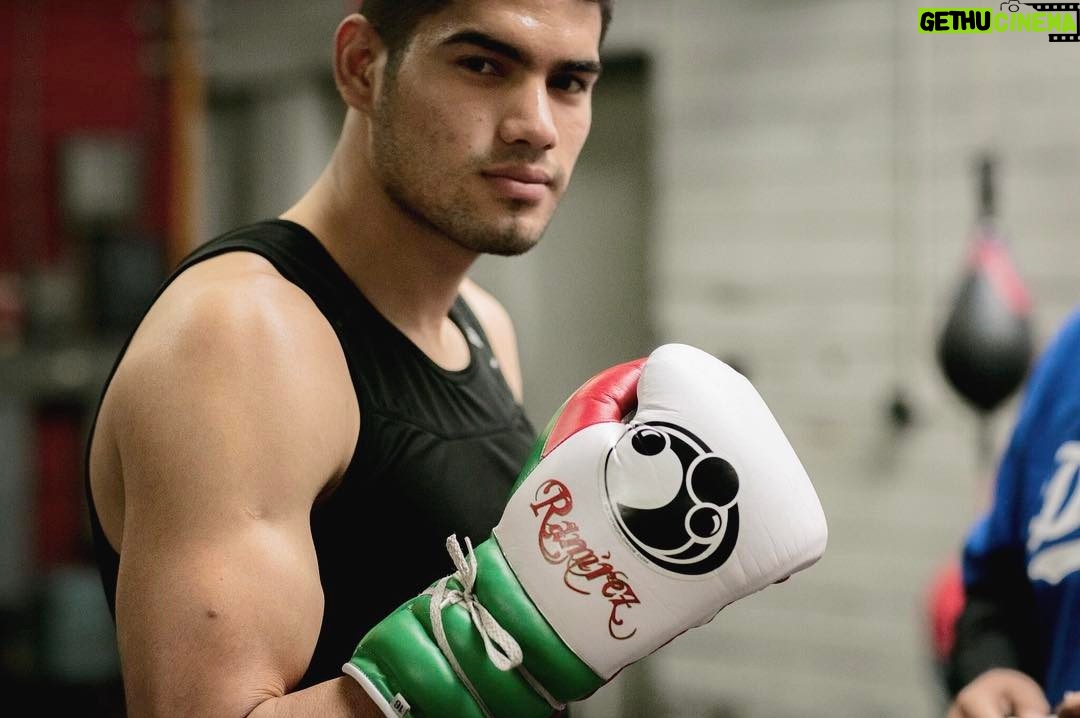 Gilberto Ramírez Instagram - A un mes para defender el título. ••••••••••••••••••••••••••• Only one month to defend the title. #22april #GR #arree #vengaquienvenga #zapariboxing Photo credit: @el_pato_17