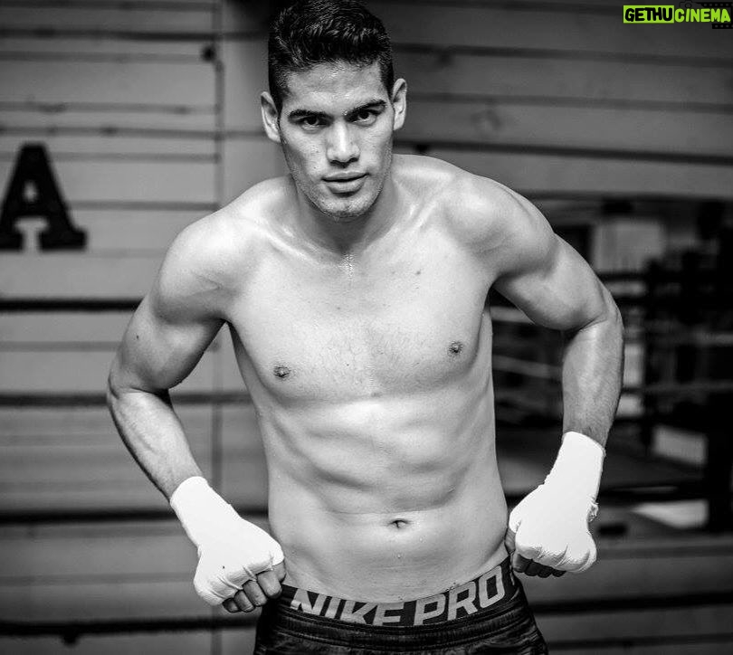 Gilberto Ramírez Instagram - Los campeones no se hacen en el gimnasio, se hacen desde algo que está en su interior un deseo, un sueño, una visión. #arree #vengaquienvenga #zapariboxing #GR excelente sábado. photo credit: @el_pato_17