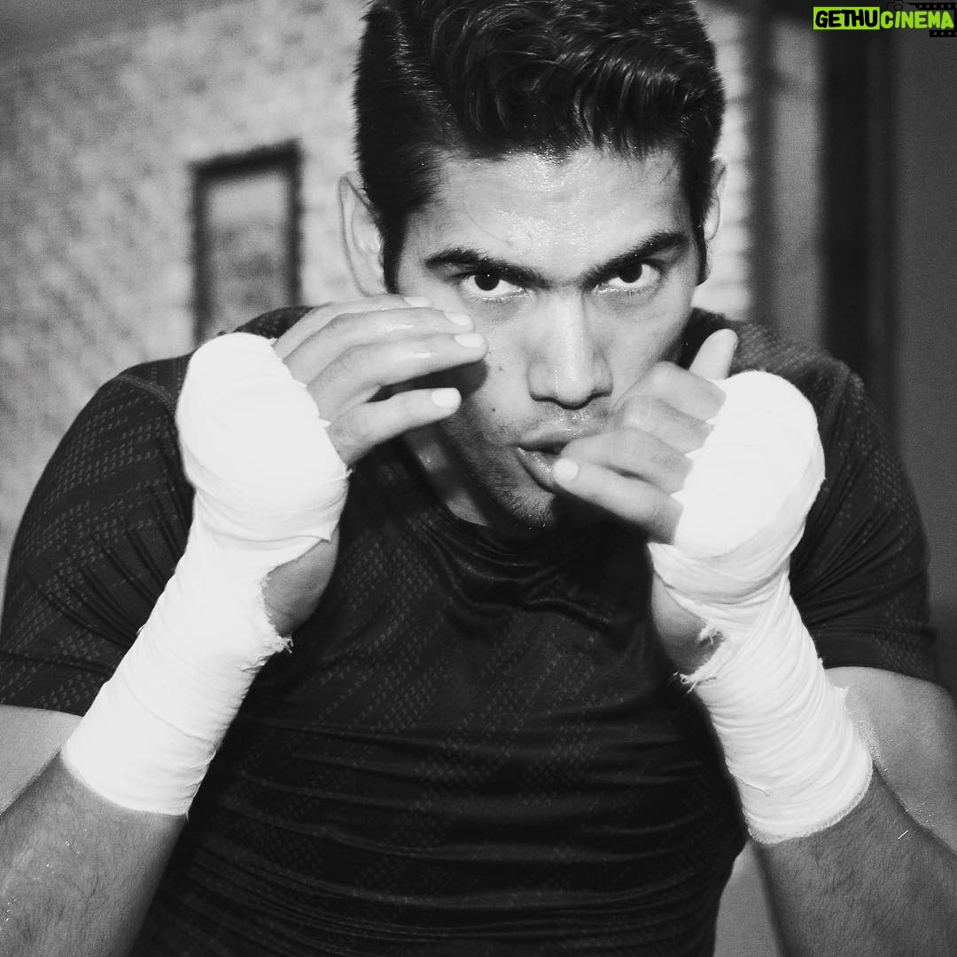 Gilberto Ramírez Instagram - Alistando motores., Octubre 9 en los Ángeles #arree #vengaquienvenga #zapariboxing#GR #echandoleganas