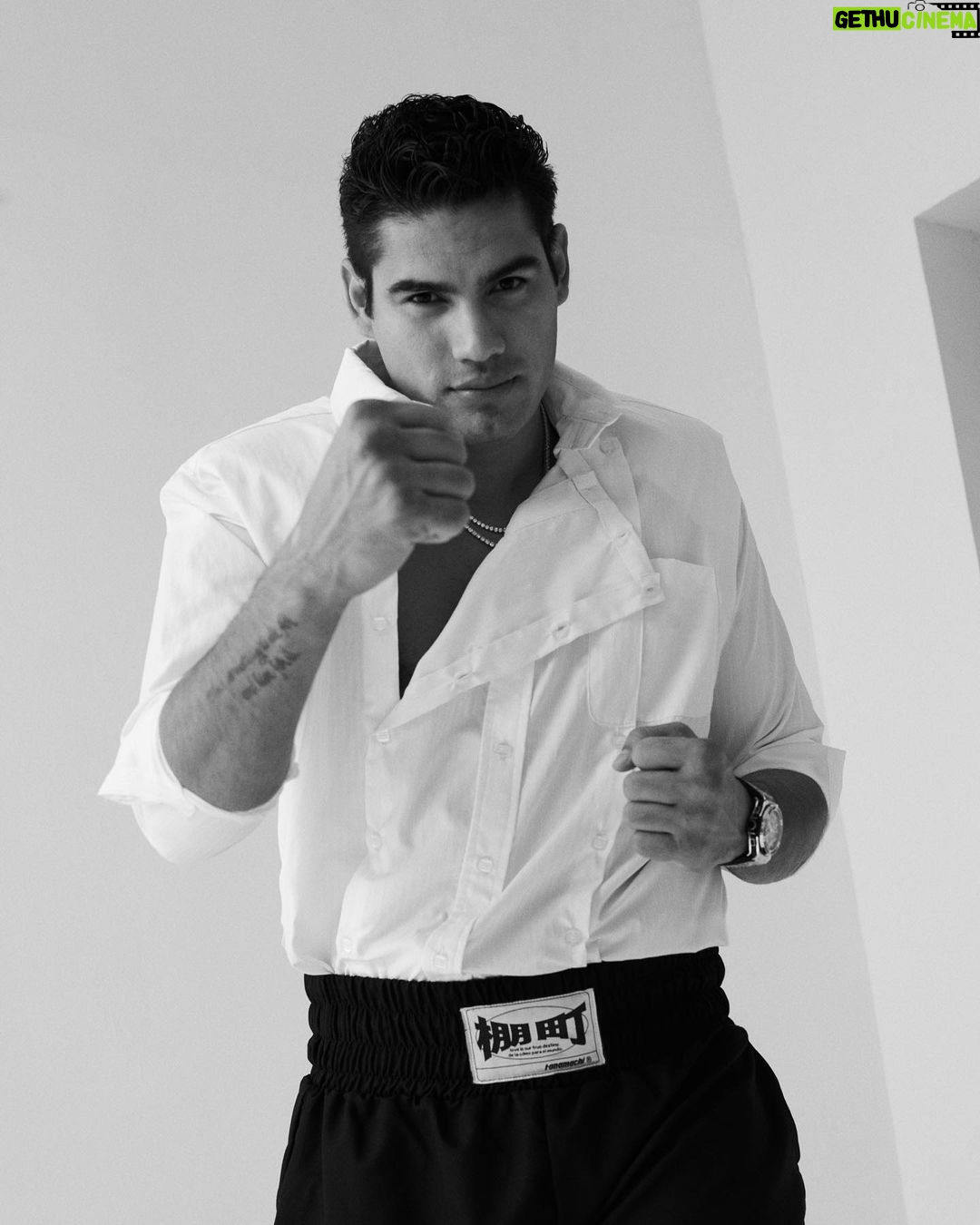 Gilberto Ramírez Instagram - No rendirse y seguir en la pelea por los sueños y aspiraciones que no llegan sin esfuerzo, son una lección y mantra de @zurdoramirez 🫡💪 #BADHOMBREMag Foto @alexraduan Asistente de estilismo @guillermoricarte Grooming @jessicadiazmakeup Realización @ivan.estuardo