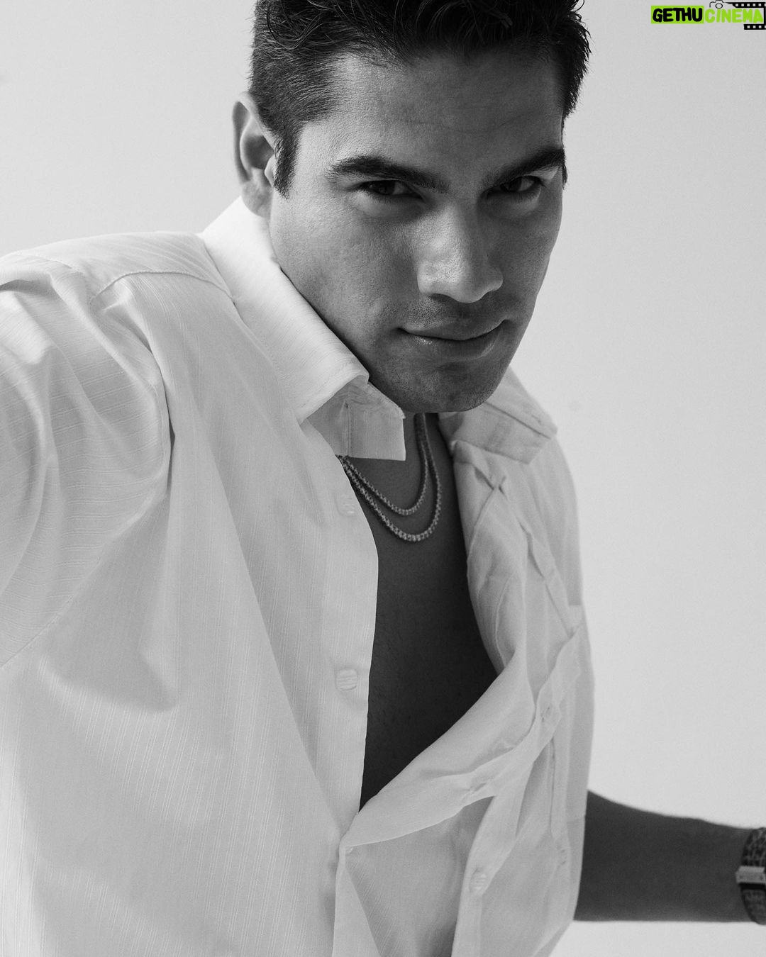 Gilberto Ramírez Instagram - No rendirse y seguir en la pelea por los sueños y aspiraciones que no llegan sin esfuerzo, son una lección y mantra de @zurdoramirez 🫡💪 #BADHOMBREMag Foto @alexraduan Asistente de estilismo @guillermoricarte Grooming @jessicadiazmakeup Realización @ivan.estuardo