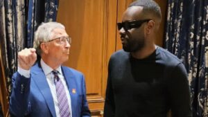 Gims Instagram - « Debout, je suis le plus haut des deux, mais il n’y a qu’un seul grand homme dans cette pièce.. 
Merci à @thisisbillgates pour son temps, sa créativité et son écoute. »