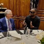 Gims Instagram - « Debout, je suis le plus haut des deux, mais il n’y a qu’un seul grand homme dans cette pièce.. Merci à @thisisbillgates pour son temps, sa créativité et son écoute. »