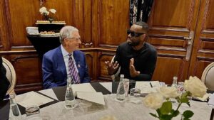 Gims Instagram - « Debout, je suis le plus haut des deux, mais il n’y a qu’un seul grand homme dans cette pièce.. 
Merci à @thisisbillgates pour son temps, sa créativité et son écoute. »