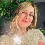Giorgia Meloni Instagram - Ho avuto qualche piccolo problema di salute che mi ha costretto a casa, ma ora sto molto meglio. Voglio scusarmi per gli impegni che ho dovuto rimandare (dai quali, come sempre, non mi sottrarrò) e ringraziare i tanti italiani che mi hanno mandato auguri di pronta guarigione. Un ringraziamento voglio farlo anche a quei pochi che sono riusciti a polemizzare perfino sulla salute: mi ricordano chi non voglio essere. Ma soprattutto, voglio augurare all’Italia intera un 2024 di orgoglio, successi, ottimismo e speranza. Io ce la metterò tutta, e con me il Governo, ma per costruire un futuro migliore per questa Nazione unica è importante che ci crediamo tutti insieme. Che possiate essere felici, coraggiosi e intraprendenti. Auguri di buon anno, a voi e alle vostre famiglie.