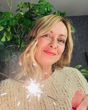 Giorgia Meloni Instagram - Ho avuto qualche piccolo problema di salute che mi ha costretto a casa, ma ora sto molto meglio. 

Voglio scusarmi per gli impegni che ho dovuto rimandare (dai quali, come sempre, non mi sottrarrò) e ringraziare i tanti italiani che mi hanno mandato auguri di pronta guarigione. Un ringraziamento voglio farlo anche a quei pochi che sono riusciti a polemizzare perfino sulla salute: mi ricordano chi non voglio essere.

Ma soprattutto, voglio augurare all’Italia intera un 2024 di orgoglio, successi, ottimismo e speranza. Io ce la metterò tutta, e con me il Governo, ma per costruire un futuro migliore per questa Nazione unica è importante che ci crediamo tutti insieme. 

Che possiate essere felici, coraggiosi e intraprendenti. 
Auguri di buon anno, a voi e alle vostre famiglie.