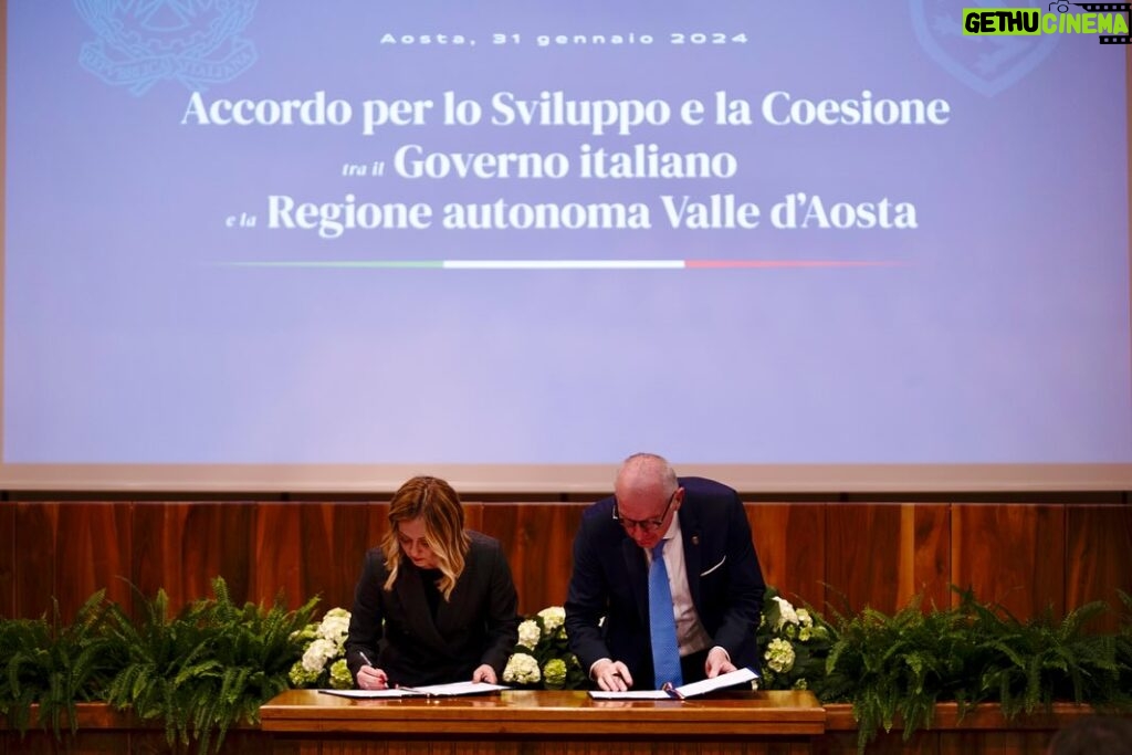 Giorgia Meloni Instagram - Cerimonia di firma dell’Accordo per lo Sviluppo e la Coesione tra il Governo e la Regione autonoma Valle d’Aosta e visita della Fiera di Sant’Orso.