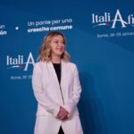 Giorgia Meloni Instagram - Il Vertice Italia-Africa è il primo appuntamento internazionale che l’Italia ospita da quando ha assunto la Presidenza del G7. L’obiettivo, di medio e lungo periodo, che ci siamo dati è quello di dimostrare che siamo consapevoli di quanto il destino dei nostri due continenti, Europa e Africa, sia interconnesso. E che possiamo crescere insieme. Vogliamo costruire una cooperazione da pari a pari, nella quale l’Europa deve rifiutare l’approccio paternalistico che ha spesso dimostrato, lontana da qualsiasi tentazione predatoria, ma anche da quell’impostazione “caritatevole” che mal si concilia con le sue straordinarie potenzialità di sviluppo del Continente. Enrico Mattei amava dire che “l’ingegno è vedere possibilità dove gli altri non ne vedono”. Da quest’intuizione vogliamo ripartire per scrivere una pagina nuova nelle nostre relazioni. Il Piano Mattei che presentiamo oggi si basa su questi pilastri: istruzione e formazione, salute, agricoltura, acqua ed energia. È un piano ambizioso ma estremanente concreto, che partirà da progetti pilota in alcune Nazioni africane per poi estendersi al resto del Continente. Un Piano di interventi con il quale vogliamo dare il nostro contributo a liberare le energie africane, anche per garantire alle giovani generazioni africane un diritto che finora è stato negato: il diritto a non dover essere costretto a emigrare e a recidere le proprie radici. L’Africa è un Continente ricco di risorse, umane e strategiche, che può e deve stupire.