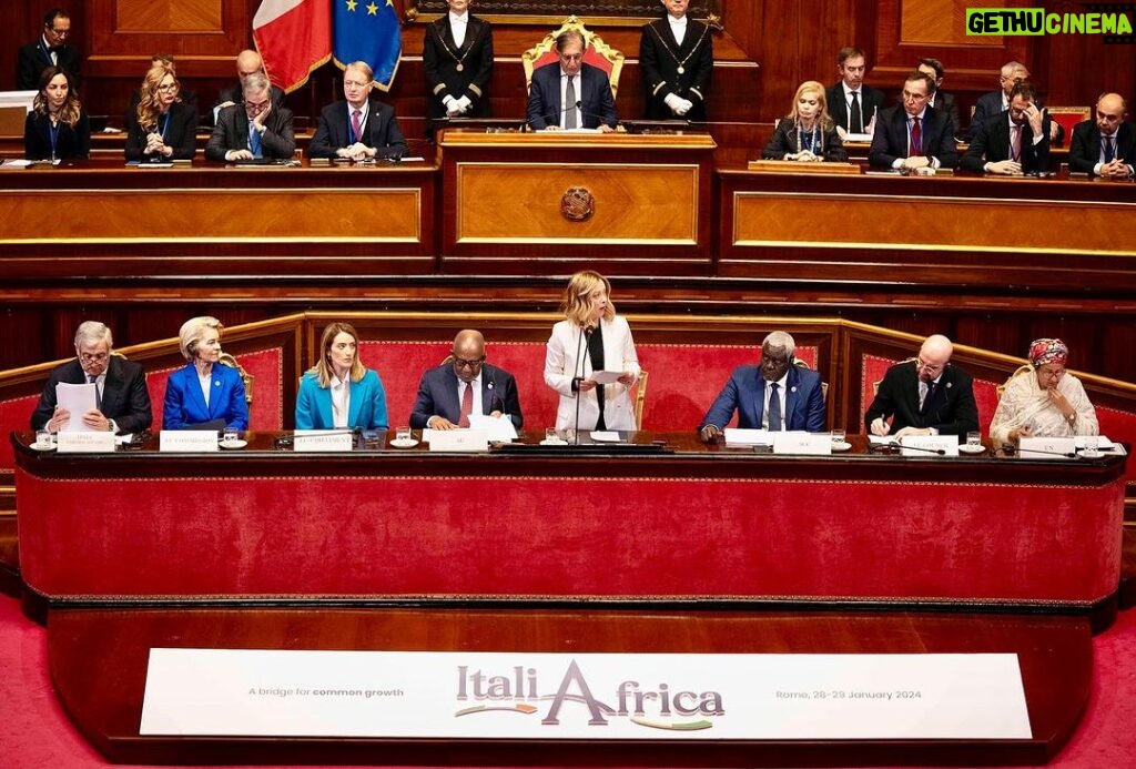 Giorgia Meloni Instagram - Il Vertice Italia-Africa è il primo appuntamento internazionale che l’Italia ospita da quando ha assunto la Presidenza del G7. L’obiettivo, di medio e lungo periodo, che ci siamo dati è quello di dimostrare che siamo consapevoli di quanto il destino dei nostri due continenti, Europa e Africa, sia interconnesso. E che possiamo crescere insieme. Vogliamo costruire una cooperazione da pari a pari, nella quale l’Europa deve rifiutare l’approccio paternalistico che ha spesso dimostrato, lontana da qualsiasi tentazione predatoria, ma anche da quell’impostazione “caritatevole” che mal si concilia con le sue straordinarie potenzialità di sviluppo del Continente. Enrico Mattei amava dire che “l’ingegno è vedere possibilità dove gli altri non ne vedono”. Da quest’intuizione vogliamo ripartire per scrivere una pagina nuova nelle nostre relazioni. Il Piano Mattei che presentiamo oggi si basa su questi pilastri: istruzione e formazione, salute, agricoltura, acqua ed energia. È un piano ambizioso ma estremanente concreto, che partirà da progetti pilota in alcune Nazioni africane per poi estendersi al resto del Continente. Un Piano di interventi con il quale vogliamo dare il nostro contributo a liberare le energie africane, anche per garantire alle giovani generazioni africane un diritto che finora è stato negato: il diritto a non dover essere costretto a emigrare e a recidere le proprie radici. L’Africa è un Continente ricco di risorse, umane e strategiche, che può e deve stupire.
