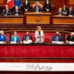 Giorgia Meloni Instagram - Il Vertice Italia-Africa è il primo appuntamento internazionale che l’Italia ospita da quando ha assunto la Presidenza del G7. L’obiettivo, di medio e lungo periodo, che ci siamo dati è quello di dimostrare che siamo consapevoli di quanto il destino dei nostri due continenti, Europa e Africa, sia interconnesso. E che possiamo crescere insieme. Vogliamo costruire una cooperazione da pari a pari, nella quale l’Europa deve rifiutare l’approccio paternalistico che ha spesso dimostrato, lontana da qualsiasi tentazione predatoria, ma anche da quell’impostazione “caritatevole” che mal si concilia con le sue straordinarie potenzialità di sviluppo del Continente. Enrico Mattei amava dire che “l’ingegno è vedere possibilità dove gli altri non ne vedono”. Da quest’intuizione vogliamo ripartire per scrivere una pagina nuova nelle nostre relazioni. Il Piano Mattei che presentiamo oggi si basa su questi pilastri: istruzione e formazione, salute, agricoltura, acqua ed energia. È un piano ambizioso ma estremanente concreto, che partirà da progetti pilota in alcune Nazioni africane per poi estendersi al resto del Continente. Un Piano di interventi con il quale vogliamo dare il nostro contributo a liberare le energie africane, anche per garantire alle giovani generazioni africane un diritto che finora è stato negato: il diritto a non dover essere costretto a emigrare e a recidere le proprie radici. L’Africa è un Continente ricco di risorse, umane e strategiche, che può e deve stupire.