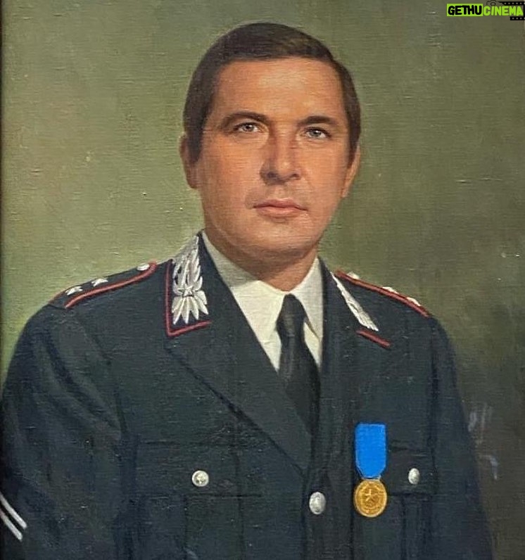 Giorgia Meloni Instagram - “Si è spento il Generale Umberto Rocca, Medaglia d’oro al Valor Militare. Era il 5 giugno del 1975, quando l’allora Tenente Rocca, assieme al Maresciallo Rosario Cattafi, gli Appuntati Giovanni D’Alfonso e Pietro Barberis, fu coinvolto in una sparatoria nei pressi della cascina Spiotta ad Arzello, vicino Acqui Terme, che portò alla liberazione dell’industriale Vittorio Vallarino Gancia, sequestrato dalle Brigate Rosse. Rocca, investito in pieno da un’esplosione, perse istantaneamente il braccio sinistro e venne ferito gravemente all’occhio. Pur menomato, continuò ad incitare i suoi uomini e rispose al fuoco. Per il suo luminoso esempio, rimarrà perennemente un punto di riferimento per tutti i Carabinieri d’Italia”. Il ricordo dell’@armadeicarabinieri per la scomparsa di Umberto Rocca. Buon viaggio Generale, grazie per aver servito con coraggio e onore l’Italia.
