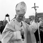 Giorgia Meloni Instagram - Oggi ricorre la memoria liturgica di Giovanni Paolo II. Ricorreva anche il 22 ottobre 2022, quando sono salita al Quirinale e ho prestato giuramento come Presidente del Consiglio. Ho sempre considerato Karol Wojtyła un po' come il "mio" santo e mi piace pensare che mi protegga da lassù. E un anno fa, quando mi sono resa conto di questa "coincidenza", mi sono emozionata e ho avvertito la sensazione che nel cammino che stavo per iniziare lo avrei sempre avuto al mio fianco. Giovanni Paolo II mi ha insegnato tante cose. Di una ne ho fatto tesoro e orienta il mio impegno. “La libertà", diceva, "non consiste nel fare ciò che ci piace, ma nell’avere il diritto di fare ciò che si deve”. Io sono una persona libera, lo sarò nonostante tutto, e cercherò di fare sempre ciò che devo.