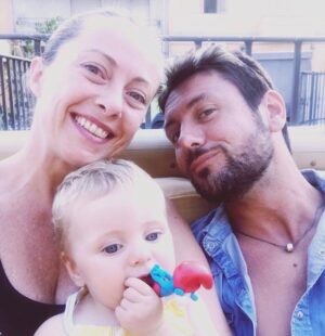 Giorgia Meloni Instagram - La mia relazione con Andrea Giambruno, durata quasi dieci anni, finisce qui. Lo ringrazio per gli anni splendidi che abbiamo trascorso insieme, per le difficoltà che abbiamo attraversato, e per avermi regalato la cosa più importante della mia vita, che è nostra figlia Ginevra. 
Le nostre strade si sono divise da tempo, ed è arrivato il momento di prenderne atto. 
Difenderò quello che siamo stati, difenderò la nostra amicizia, e difenderò, a ogni costo, una bambina di sette anni che ama la madre e ama il padre, come io non ho potuto amare il mio. 
Non ho altro da dire su questo. 
Ps. tutti quelli che hanno sperato di indebolirmi colpendomi in casa sappiano che per quanto la goccia possa sperare di scavare la pietra, la pietra rimane pietra e la goccia è solo acqua.