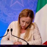 Giorgia Meloni Instagram - Con il Ministro degli Interni Matteo Piantedosi abbiamo comunicato in sede europea la decisione del Governo italiano di ripristinare i controlli alla frontiera tra Italia e Slovenia. La sospensione del Trattato di Schengen sulla libera circolazione in Europa si è resa necessaria per l’aggravarsi della situazione in Medio Oriente, l’aumento dei flussi migratori lungo la rotta balcanica e soprattutto per questioni di sicurezza nazionale, e me ne assumo la piena responsabilità. Ne abbiamo parlato con i colleghi sloveni, ai quali abbiamo rinnovato la nostra piena collaborazione sul contrasto ai flussi di migranti illegali.