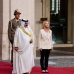 Giorgia Meloni Instagram - Un piacere aver accolto il Re del Bahrain, Sua Maestà Hamad Bin Isa Al-Khalifa. Insieme abbiamo approfondito i temi dell’agenda bilaterale, con particolare riferimento alla collaborazione in ambito commerciale e difesa. Proficuo scambio anche sui principali temi regionali, a partire dalla crisi in corso in Medio Oriente: lavoriamo insieme per evitare un allargamento della crisi e per favorire la soluzione dei problemi umanitari più urgenti.