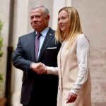 Giorgia Meloni Instagram - Lieta di aver avuto oggi a Palazzo Chigi un incontro molto cordiale con Sua Maestà Abdullah Ibn Al Hussein, Re di Giordania. Nel corso del colloquio sono stati affrontati gli ultimi sviluppi in Medio Oriente, approfondendo in particolare le possibili iniziative per evitare l’allargamento della crisi in corso. L’Italia e la Giordania sono in prima linea per favorire la soluzione dei problemi umanitari più urgenti e per la liberazione degli ostaggi. Il colloquio ha rappresentato anche un’occasione per uno scambio di vedute sulla necessità di rilanciare un orizzonte politico con le legittime Autorità palestinesi per il processo di pace israelo-palestinese. È stato rilevato che la tradizionale forte amicizia tra Italia e Giordania potrà contribuire ad affrontare le sfide complesse in corso nella regione.