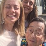 Giorgia Meloni Instagram - Oggi celebriamo la Festa dei Nonni, un'occasione speciale per onorare le colonne portanti di ogni famiglia e società. I nonni sono tesori viventi, custodi delle tradizioni e delle esperienze che ci hanno preceduto. Sono modelli di saggezza e affetto, una fonte di ispirazione per le generazioni future. In questo giorno speciale, rendiamo omaggio a tutti i nonni, passati e presenti, con gratitudine e affetto. E voglio dire alla mia nonna, Maria, che mi manca. Mi mancano i suoi detti, la sua saggezza, le sue dita deformate dal lavoro, la sua ironia allegra e amara allo stesso tempo, quegli occhi ancora da bambina segnati dal tempo. Mi manca tutto nonna, ti voglio tanto bene e non smetterò mai di ringraziarti. Felice Festa a tutti i nonni!