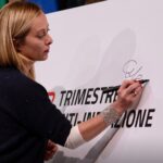 Giorgia Meloni Instagram - Con il patto anti-inflazione, firmato oggi dal Governo con 32 associazioni del tessuto produttivo, si realizza un’altra importante iniziativa contro il caro carrello. Le associazioni firmatarie del patto, che rappresentano milioni di aziende, negozi, supermercati, farmacie etc, si impegnano a tenere sotto controllo il prezzo su molti prodotti di prima necessità, alimentari e non, per l’infanzia e di largo consumo, dal primo ottobre fino al 31 dicembre, compreso quindi il periodo natalizio. Un’iniziativa che si aggiunge a molte altre per combattere l’aumento dei prezzi, ma che ha anche un grande valore simbolico: l’Italia è ancora capace, nei momenti di difficoltà, di reagire compatta, di unire le forze per remare tutti nella stessa direzione. E fa la differenza.