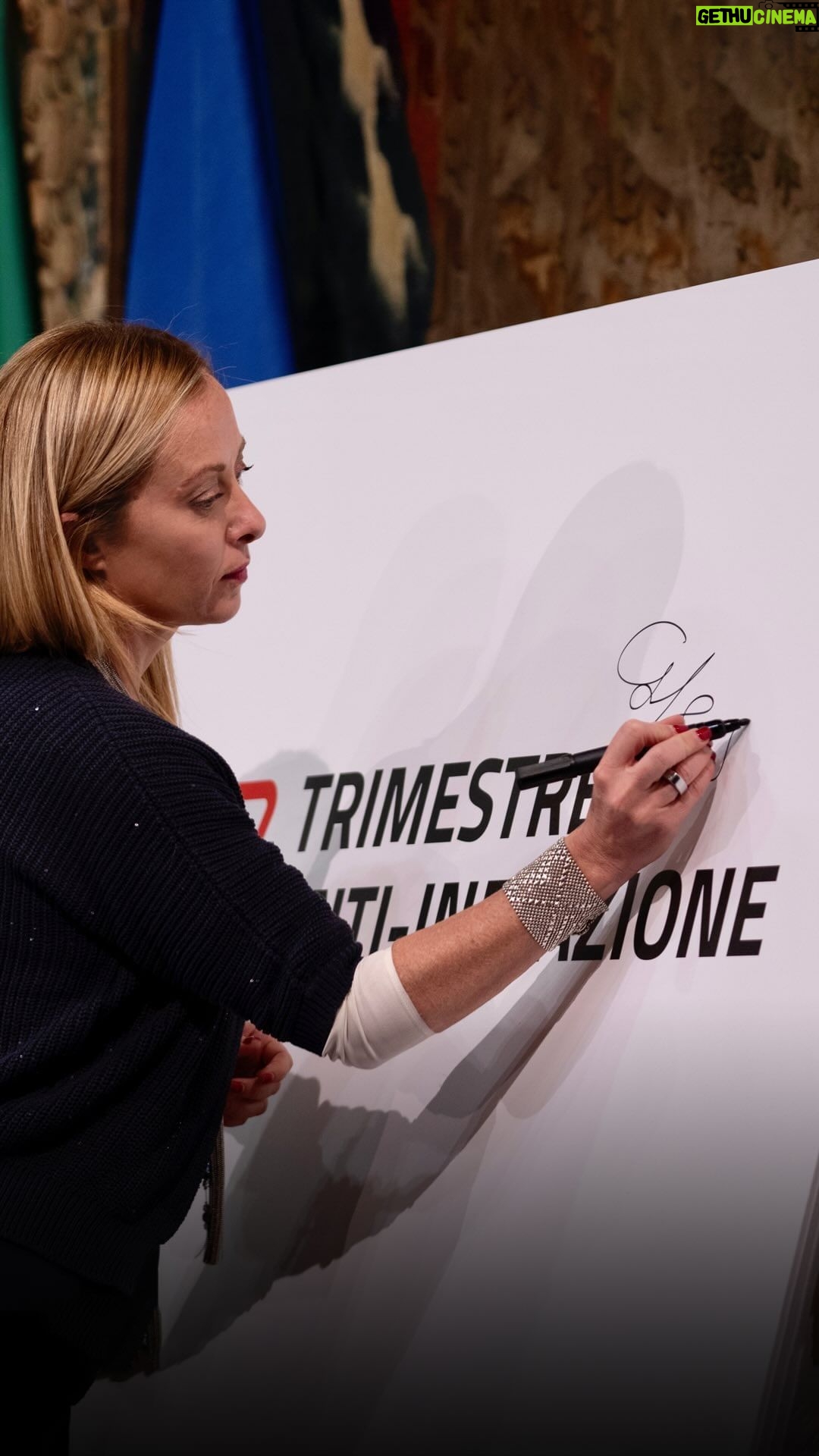 Giorgia Meloni Instagram - Con il patto anti-inflazione, firmato oggi dal Governo con 32 associazioni del tessuto produttivo, si realizza un’altra importante iniziativa contro il caro carrello. Le associazioni firmatarie del patto, che rappresentano milioni di aziende, negozi, supermercati, farmacie etc, si impegnano a tenere sotto controllo il prezzo su molti prodotti di prima necessità, alimentari e non, per l’infanzia e di largo consumo, dal primo ottobre fino al 31 dicembre, compreso quindi il periodo natalizio. Un’iniziativa che si aggiunge a molte altre per combattere l’aumento dei prezzi, ma che ha anche un grande valore simbolico: l’Italia è ancora capace, nei momenti di difficoltà, di reagire compatta, di unire le forze per remare tutti nella stessa direzione. E fa la differenza.