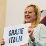 Giorgia Meloni Instagram - Il 25 settembre di un anno fa dagli italiani arrivava una indicazione chiara: un governo di centrodestra a guida Fratelli d’Italia. Abbiamo dato il massimo per raggiungere la vittoria, consapevoli che quella non sarebbe stata un punto d’arrivo ma un punto di partenza. A distanza di un anno non mi sento di fare ancora bilanci, quello spetta ai cittadini. Ma una cosa la posso dire: avevo promesso di consegnare un’Italia migliore di come l’avevo ricevuta e posso affermare che oggi la nostra Nazione è più credibile, stabile e ascoltata. Sono soddisfatta dei risultati raggiunti, a partire dai dati economici che ci consegnano il record del numero degli occupati e quello dei contratti stabili. Penso anche a tutte le risorse che abbiamo concentrato per aiutare famiglie e imprese e ai provvedimenti che abbiamo attivato in materia di sicurezza e legalità. L’Italia cresce più della media europea e di questo ne vado fiera. Il 2024 sarà un anno molto importante, l’anno delle grandi riforme di cui questa Nazione ha bisogno: la riforma fiscale in primis, ma anche l’avvio della riforma costituzionale e quella sulla giustizia. E poi, la grande riforma del merito, in particolare nella scuola. Di fronte a noi abbiamo un grande lavoro da fare ma questo è ciò che faremo nel rispetto degli impegni presi con gli italiani. L’Italia ha scelto noi e noi non la tradiremo.