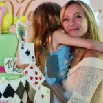 Giorgia Meloni Instagram - Hai scelto come tema della tua festa di compleanno Alice nel Paese delle Meraviglie. Nel tuo cammino, Gì, come in quello di ognuno, ci saranno giorni belli e giorni difficili. Vittorie e sconfitte, lacrime, risate, emozioni, paure. Ma ricorda che il mondo, e la vita, sono pieni di meraviglie per chi sa guardare oltre l'apparenza. Ci sono meraviglie ovunque. Nelle cose apparentemente banali, nei momenti in cui non te lo aspetti, perfino nelle difficoltà possono nascondersi delle piccole meraviglie. Devi cercarle con il cuore, non con gli occhi. Auguri di una vita meravigliosa, fragolina.