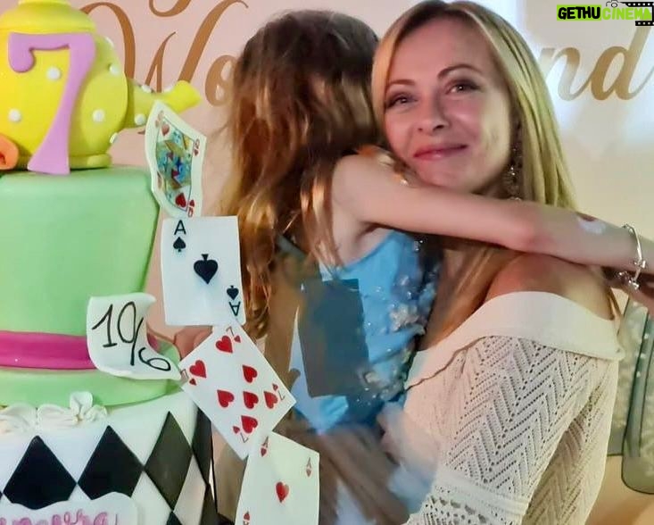 Giorgia Meloni Instagram - Hai scelto come tema della tua festa di compleanno Alice nel Paese delle Meraviglie. Nel tuo cammino, Gì, come in quello di ognuno, ci saranno giorni belli e giorni difficili. Vittorie e sconfitte, lacrime, risate, emozioni, paure. Ma ricorda che il mondo, e la vita, sono pieni di meraviglie per chi sa guardare oltre l'apparenza. Ci sono meraviglie ovunque. Nelle cose apparentemente banali, nei momenti in cui non te lo aspetti, perfino nelle difficoltà possono nascondersi delle piccole meraviglie. Devi cercarle con il cuore, non con gli occhi. Auguri di una vita meravigliosa, fragolina.