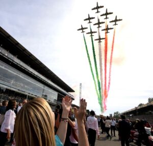 Giorgia Meloni Instagram - Il Gran Premio di Monza è una grande eccellenza italiana che continua a regalare alla nostra Nazione e al mondo intero emozioni uniche e sfide mozzafiato 🇮🇹