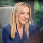 Giorgia Meloni Instagram - In campagna elettorale la sinistra aveva raccontato agli italiani che se Fratelli d'Italia e il centrodestra fossero arrivati al governo l'Italia sarebbe stata condannata al declino, su di noi si sarebbero abbattute le piaghe d'Egitto, gli investitori ci avrebbero abbandonato e la disoccupazione sarebbe esplosa. Ma il problema di quando menti spudoratamente è che alla fine la verità ti smaschera sempre. Infatti non è andata così e la realtà si è imposta sulle menzogne e sull'ideologia. L'Ocse e la Commissione europea hanno rivisto al rialzo le previsioni sul Pil italiano, con una stima di previsione del Pil al più 1,2 per cento nel 2023. Stiamo dimostrando un'affidabilità maggiore rispetto al resto dell'Eurozona, con una crescita oltre le aspettative e superiore a quella media europea e a quella delle principali economie continentali, se consideriamo il più 0,7 per cento previsto per la Francia e il più 0,2 per cento previsto per la Germania. Per non parlare dei dati sull'occupazione, con il record di numero di occupati, di contratti stabili e con un tasso di disoccupazione ai minimi dal 2009. Un quadro macroeconomico positivo che, però, ci impone di fare ancora di più e meglio, per consolidare e rafforzare la tendenza. Oggi in tutti i consessi europei e internazionali l'Italia viene riconosciuta come una Nazione solida, credibile, affidabile. Forte delle sue ragioni e dei suoi interessi, forte della sua tradizione di dialogo e del suo ruolo geopolitico. E questo comporta anche che sia molto più ascoltata di prima e quindi più efficace nel difendere i suoi interessi. Lo dico con orgoglio, anche pensando ai molti che scommettevano che un'Italia a guida centrodestra sarebbe stata isolata. Ancora una volta i risultati hanno smentito i pronostici. Dalla mia intervista pubblicata oggi sul settimanale "Chi"