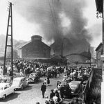 Giorgia Meloni Instagram - La catastrofe della miniera del Bois du Cazier di Marcinelle dell'8 agosto 1956 ha segnato per sempre la storia nazionale ed europea. L'Italia ha pagato il prezzo più alto di quella tragedia. Dei 262 minatori vittime del disastro, infatti, 136 erano nostri connazionali. Avevano deciso, con sofferenza e dolore, di abbandonare la Patria per emigrare in Belgio. Lavorarono duro, con umiltà e dedizione, senza garanzie, in condizioni terribili e ora inimmaginabili. Persero la vita nel buio della miniera, ma la loro luce non si è spenta e risplende nel ricordo e nella riconoscenza tributati loro dalla comunità nazionale. Figli d'Italia ai quali la Repubblica rende omaggio oggi, celebrando la Giornata del sacrificio del lavoro italiano nel mondo. Ricorrenza istituita nel 2001 dall’indimenticato Ministro Tremaglia - con il quale ho avuto l'onore di essere insieme a Marcinelle - per ricordare e onorare i lavoratori italiani caduti in ogni continente e il contributo economico, sociale e culturale delle loro opere al progresso delle Nazioni che li hanno accolti. Marcinelle è diventata un simbolo, un tassello di quel grande mosaico che è la storia dell'emigrazione italiana, un susseguirsi di enormi sacrifici ma anche di straordinari successi e obiettivi raggiunti. Oggi rendiamo omaggio anche a tutto questo e riscopriamo il legame che ci lega agli italiani all'estero, ambasciatori d'Italia nel mondo col Tricolore nel cuore.