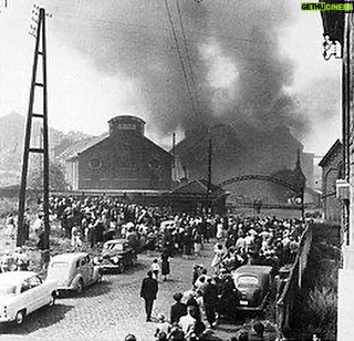 Giorgia Meloni Instagram - La catastrofe della miniera del Bois du Cazier di Marcinelle dell'8 agosto 1956 ha segnato per sempre la storia nazionale ed europea. L'Italia ha pagato il prezzo più alto di quella tragedia. Dei 262 minatori vittime del disastro, infatti, 136 erano nostri connazionali. Avevano deciso, con sofferenza e dolore, di abbandonare la Patria per emigrare in Belgio. Lavorarono duro, con umiltà e dedizione, senza garanzie, in condizioni terribili e ora inimmaginabili. Persero la vita nel buio della miniera, ma la loro luce non si è spenta e risplende nel ricordo e nella riconoscenza tributati loro dalla comunità nazionale. Figli d'Italia ai quali la Repubblica rende omaggio oggi, celebrando la Giornata del sacrificio del lavoro italiano nel mondo. Ricorrenza istituita nel 2001 dall’indimenticato Ministro Tremaglia - con il quale ho avuto l'onore di essere insieme a Marcinelle - per ricordare e onorare i lavoratori italiani caduti in ogni continente e il contributo economico, sociale e culturale delle loro opere al progresso delle Nazioni che li hanno accolti. Marcinelle è diventata un simbolo, un tassello di quel grande mosaico che è la storia dell'emigrazione italiana, un susseguirsi di enormi sacrifici ma anche di straordinari successi e obiettivi raggiunti. Oggi rendiamo omaggio anche a tutto questo e riscopriamo il legame che ci lega agli italiani all'estero, ambasciatori d'Italia nel mondo col Tricolore nel cuore.