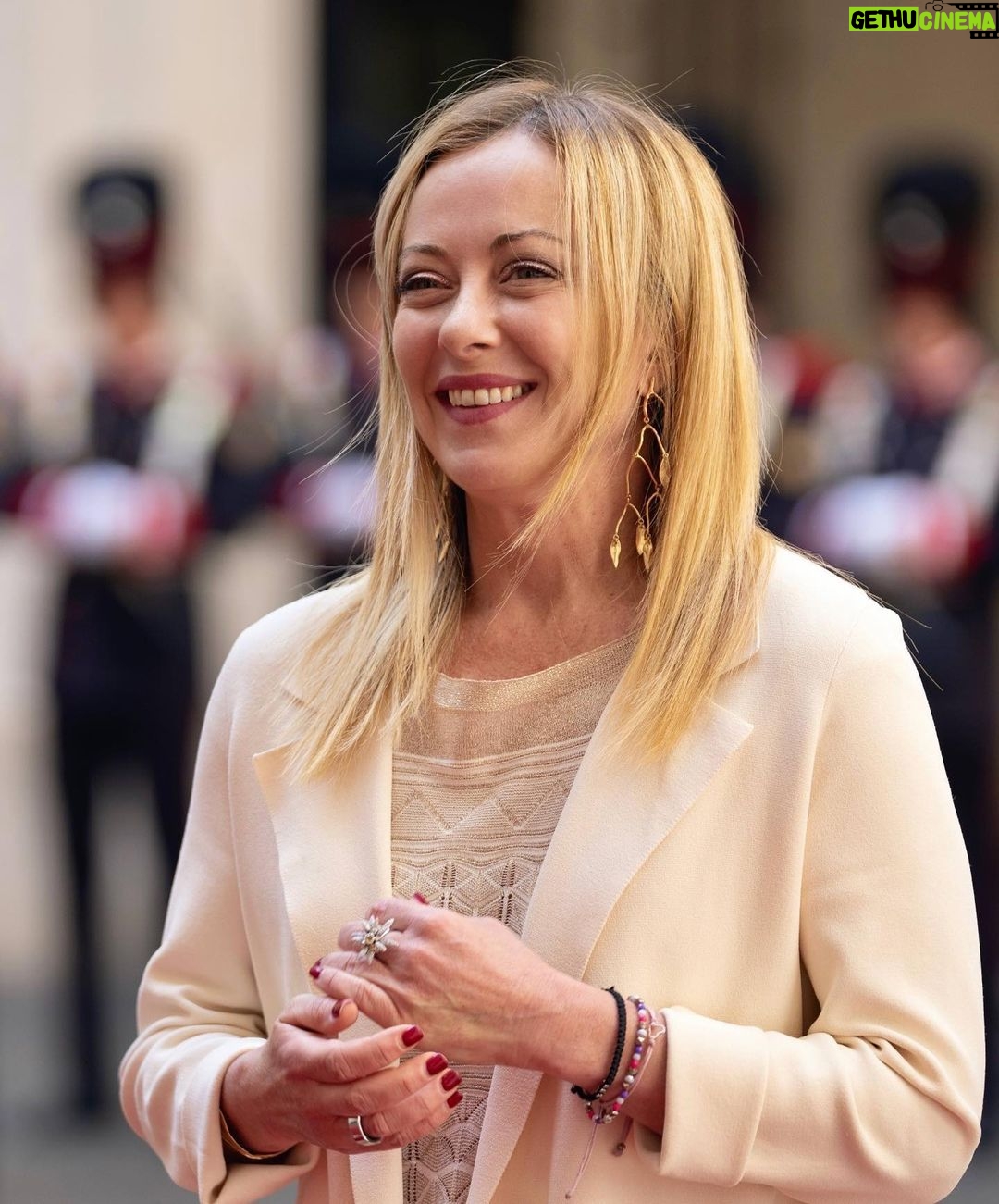 Giorgia Meloni Instagram - Le stime a rialzo del Fondo Monetario Internazionale sul Pil dell'Italia confermano l'efficacia della politica economica del Governo e ci spronano ad andare avanti su questa strada e fare ancora meglio. L'Italia nel 2023 crescerà più di Germania e Francia e più della media dell'eurozona. Sono risultati che costituiscono la base per la prossima legge di Bilancio, alla quale stiamo già lavorando. In uno scenario complesso continueremo a coltivare la linea dello sviluppo e della prudenza, dello slancio e della stabilità dei conti. L'Italia dimostra di essere resistente e dinamica. Le imprese e le famiglie hanno dato una risposta straordinaria.