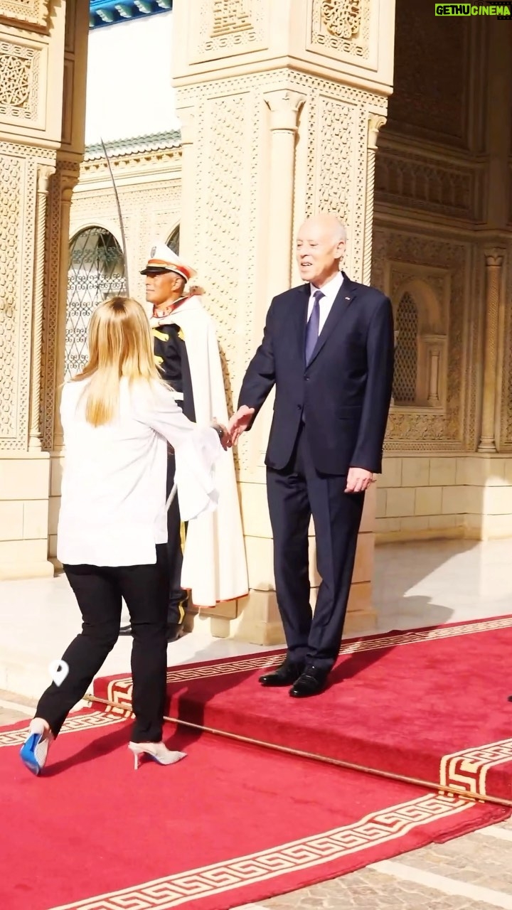 Giorgia Meloni Instagram - Molto soddisfatta del Memorandum d’intesa siglato tra Tunisia e Ue e del ruolo fondamentale dell’Italia per la sua riuscita. L’accordo si basa su cinque pilastri: assistenza macrofinanziaria, rafforzamento delle relazioni economiche, cooperazione sull’energia, contrasto all’immigrazione clandestina e promozione dei contatti tra le persone. È solo l’inizio di un percorso che può consentire una collaborazione diversa da quella del passato, basata su forti relazioni internazionali che ci permettano di raggiungere risultati comuni.