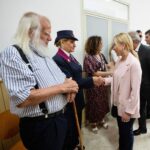 Giorgia Meloni Instagram - Oggi, a Palermo, è stato un onore ricevere la litografia di Paolo Borsellino da parte della sua famiglia - che ringrazio di cuore - in questa giornata dedicata alla sua memoria. E grazie a Maria Falcone, sorella del giudice Giovanni, per la sua umanità. Per non dimenticare i nostri eroi caduti nella lotta alla criminalità organizzata. Mai.