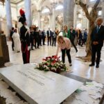 Giorgia Meloni Instagram - Oggi, a Palermo, è stato un onore ricevere la litografia di Paolo Borsellino da parte della sua famiglia - che ringrazio di cuore - in questa giornata dedicata alla sua memoria. E grazie a Maria Falcone, sorella del giudice Giovanni, per la sua umanità. Per non dimenticare i nostri eroi caduti nella lotta alla criminalità organizzata. Mai.